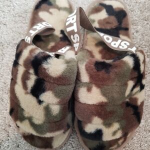 Camo Green, White & Brown Soft Fuzzy Slippers Women size 8 (40-41)